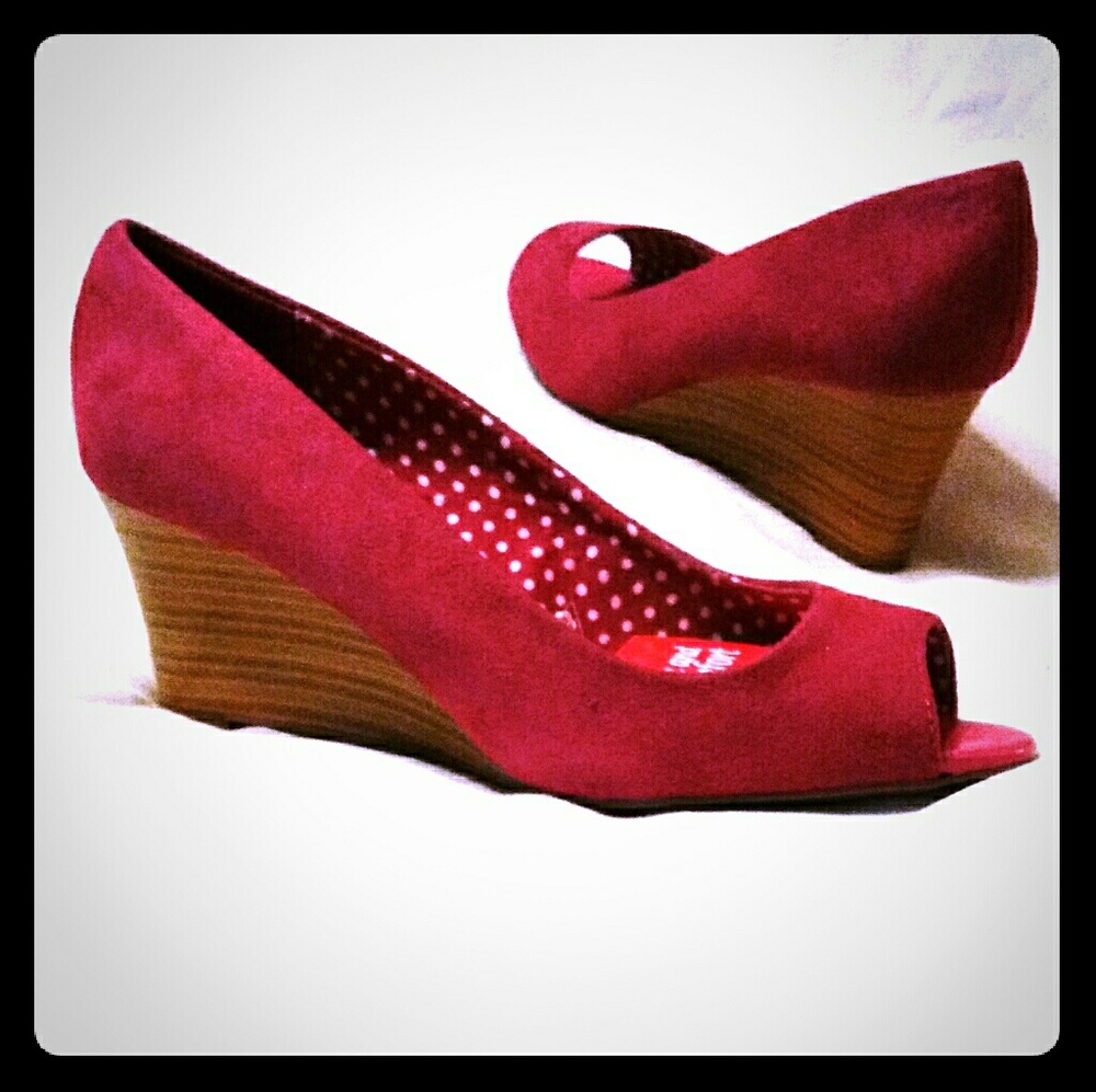 NEW 8.5W peep toe wedge sandal magenta faux suede